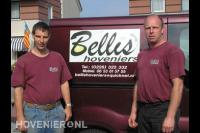 Poseren bij bedrijfsbus