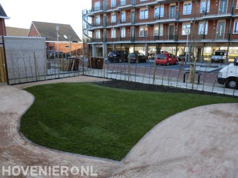 Tuin bestraten met klinkers en aanleggen gazon van graszoden