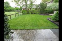 Sproeien van gazon na aanleggen met graszoden