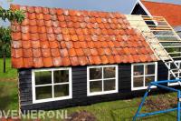 Dakpannen leggen op schuurtje