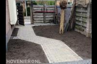Nieuwe tuin aanleggen met tuinpad en borders