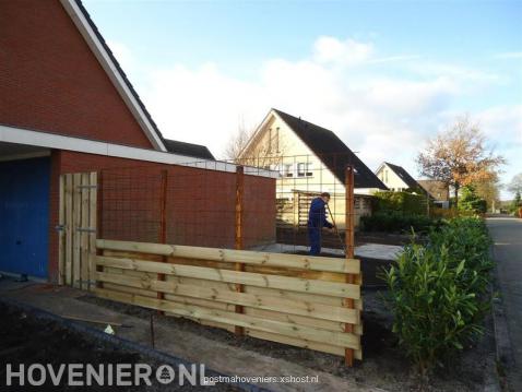 Houten schutting met poort en betongaas