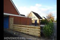 Houten schutting met poort en betongaas