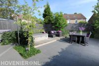 Moderne tuin met houten vlonder en jacuzzi