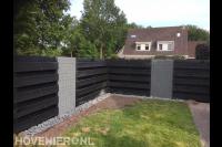 Schutting van donker hout met schanskorf panelen