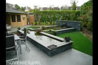 Tuin met vijver en houten tuinhuis met overkapping 2