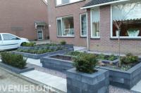 Onderhoudsvriendelijke voortuin met bestrating en plantenbakken