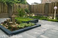 Verhoogde borders met nieuwe beplanting en waterornament