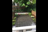 Tuinaanleg met bestrating van betontegels en nieuwe beplanting