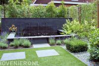 Strakke vijver met watermuur