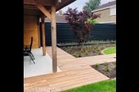 Houten vlonder bij overkapping