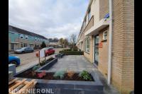 Onderhoudsarme voortuin met sierbestrating en plantenbakken 2