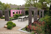 Moderne strakke tuin met kleurrijke accenten 1