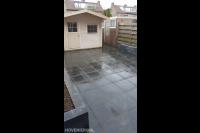 Achtertuin bestraten met betontegels