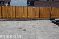Tuinaanleg met bestrating, verhoogde border en hout beton schutting