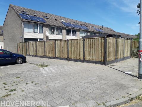 Hout beton schutting plaatsen