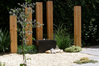 Tuindecoratie met houten palen en waterornament