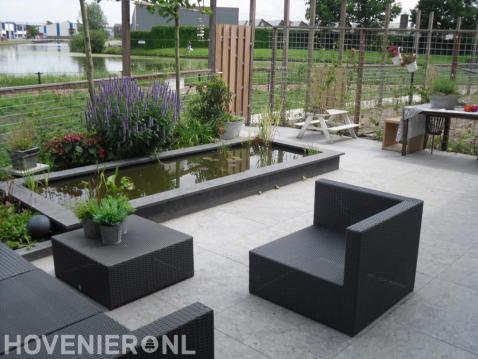 Terras met loungeset bij strakke vijver 1