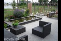 Terras met loungeset bij strakke vijver 1