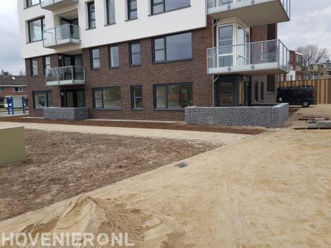 Bestrating leggen bij appartementencomplex