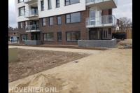 Bestrating leggen bij appartementencomplex