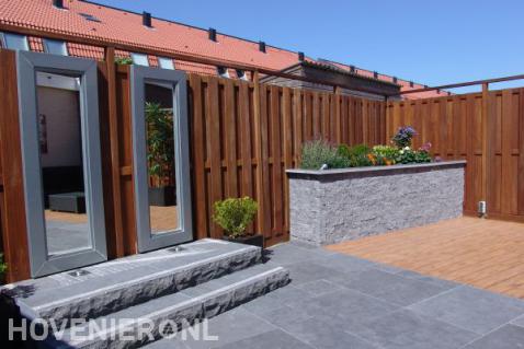 Moderne tuin met hardhouten schutting, vlonder en siertegels 1