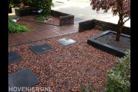 Japanse esdoorn in voortuin met rood split 2