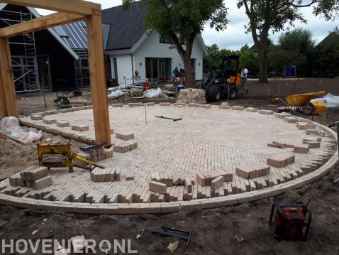 Straatwerk voor cirkelvormig terras van gebakken klinkers