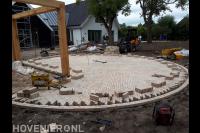 Straatwerk voor cirkelvormig terras van gebakken klinkers