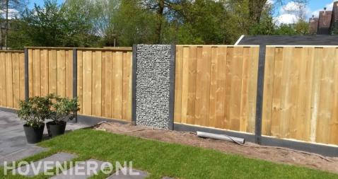 Hout beton schutting met schanskorf