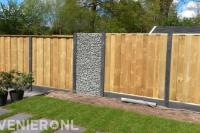 Hout beton schutting met schanskorf