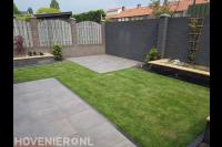 Tuinaanleg met bestrating, gazon, bloembakken en beplanting