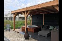 Houten overkapping met jacuzzi
