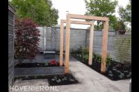 Achtertuin met bestrating, terras en planten