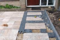 Voortuin bestraten met siertegels en waaltjes 1