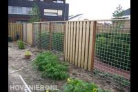 Schutting met panelen van hout en betongaas