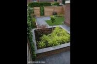 Verhoogde border van oude stenen met siergras