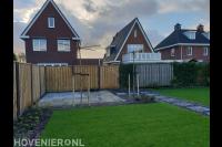 Tuinaanleg met sierbestrating, gazon en hout beton schutting 2