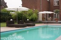 Tuin met zwembad, vlonder en verhoogd terras