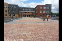 Schoolplein bestraten
