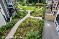 Binnentuin met looppaden van grind, gazon en nieuwe beplanting 1