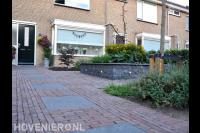 Bestrating van waaltjes gecombineerd met grote tuintegels