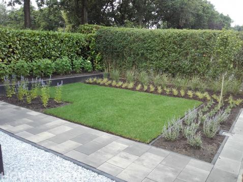 Tuin met bestrating, grind, gazon en nieuwe beplanting