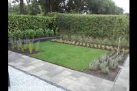 Tuin met bestrating, grind, gazon en nieuwe beplanting