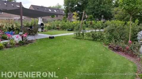 Tuin met gazon en terras met schaduwdoek 1