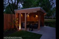 Buitenverlichting in houten overkapping