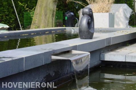 Waterval in vijver met hoogteverschil