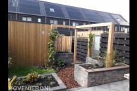 Tuinaanleg met pergola, verhoogde bakken, beplanting het staatwerk