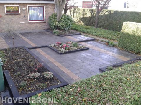 Onderhoudsarme tuin met bestrating van betontegels