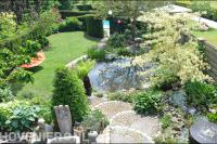 Bovenaanzicht speelse tuin met vijver en gazon 1